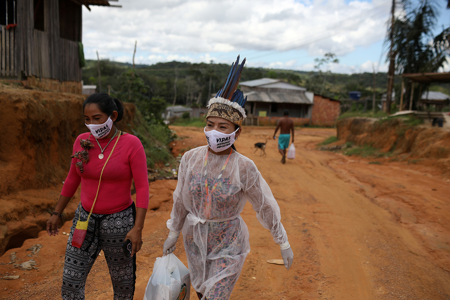 The photo shows her walking down a dirt road carrying a bag. "Because we were so devoid of public assistance, I took the initiative to start a campaign on social media to receive donations of food and hygiene kits," Santos said in an interview.