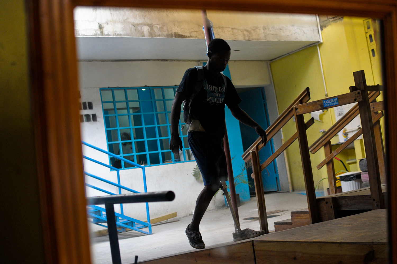 The photo shows the patient in silhouette against the backdrop of the colorful interior of the clinic.