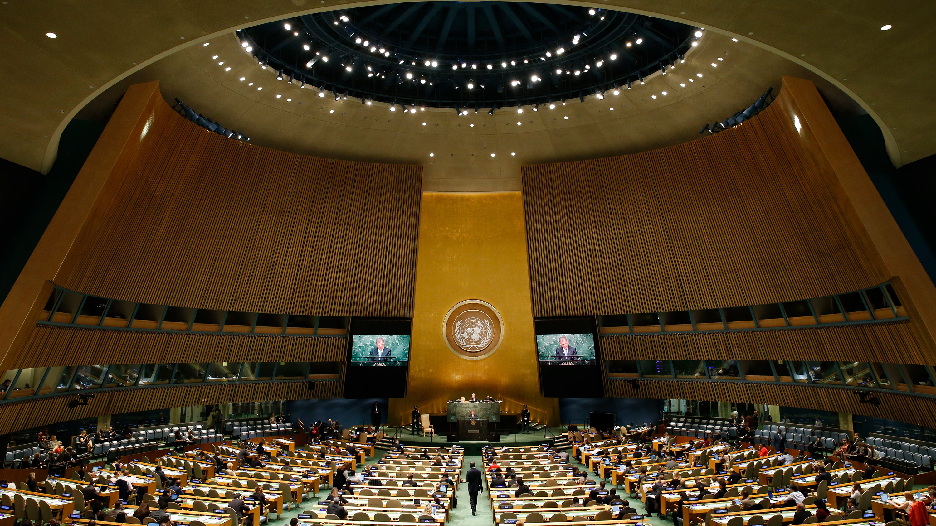 The photo shows the assembly hall from the back with a wide-angle lens.