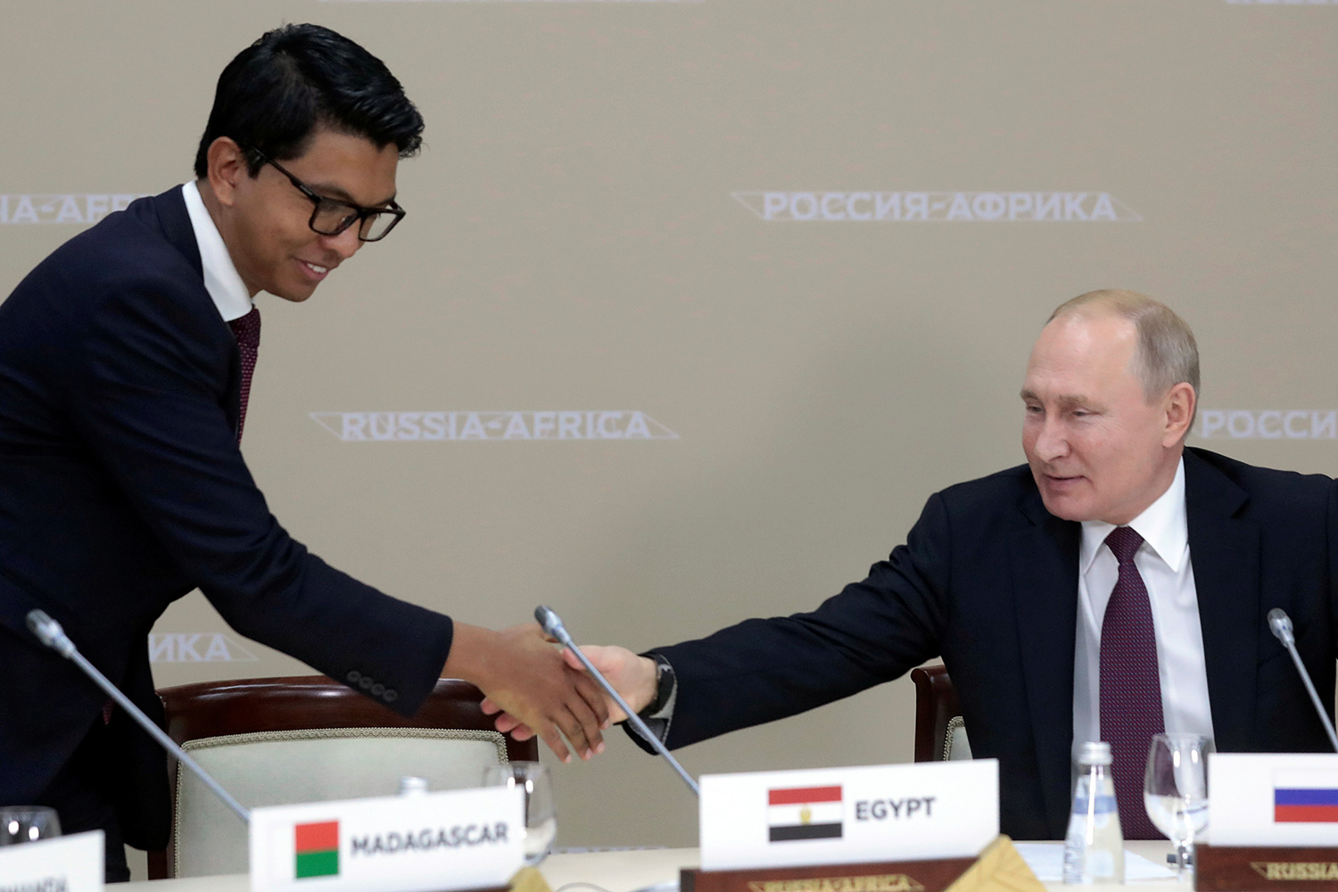 The photo shows the two leaders shaking hands.