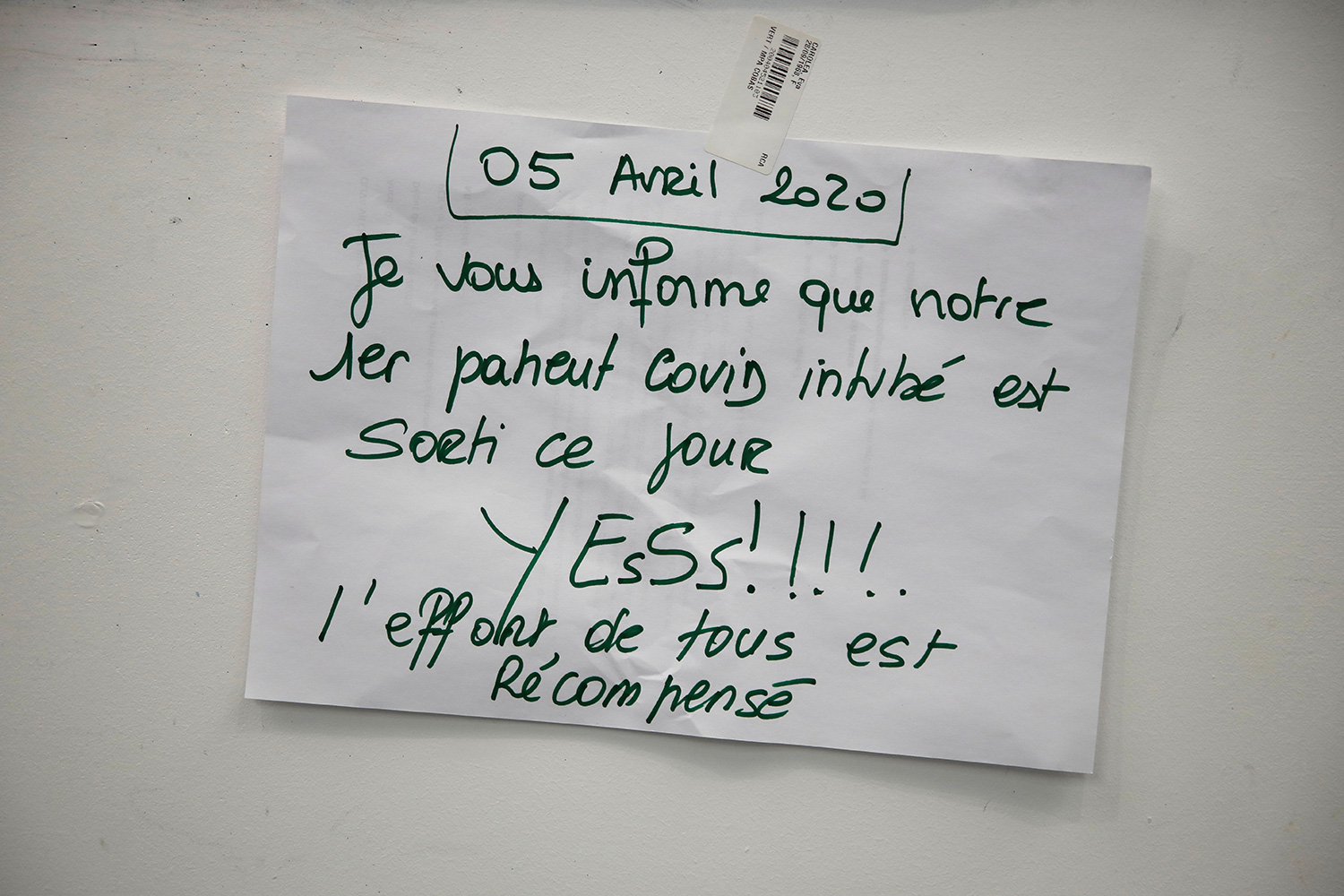 The photo shows a hand-written note on a stickie posted on a wall. The work YES has two extra "S" in it and is written larger than the rest of the text for emphasis.