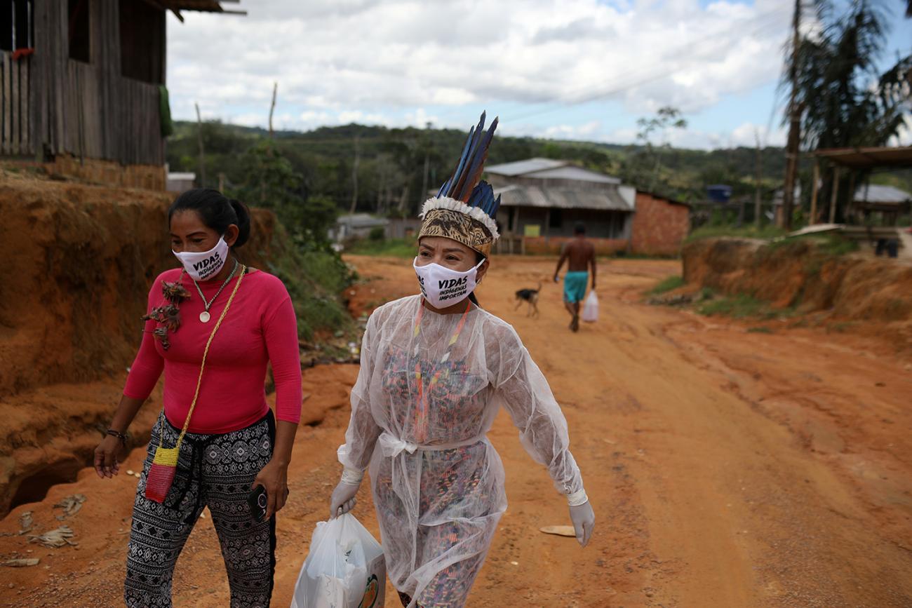 The photo shows her walking down a dirt road carrying a bag. "Because we were so devoid of public assistance, I took the initiative to start a campaign on social media to receive donations of food and hygiene kits," Santos said in an interview. 