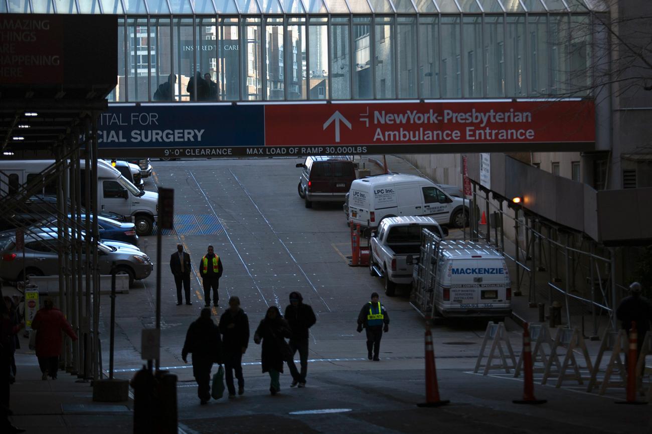 The photo shows a street scene in front of the hospital. 