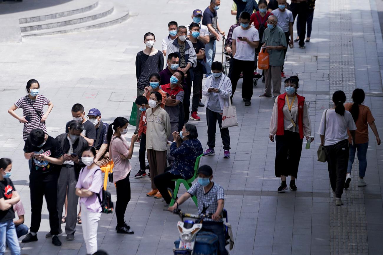 The photo shows a large crowd lined up. 