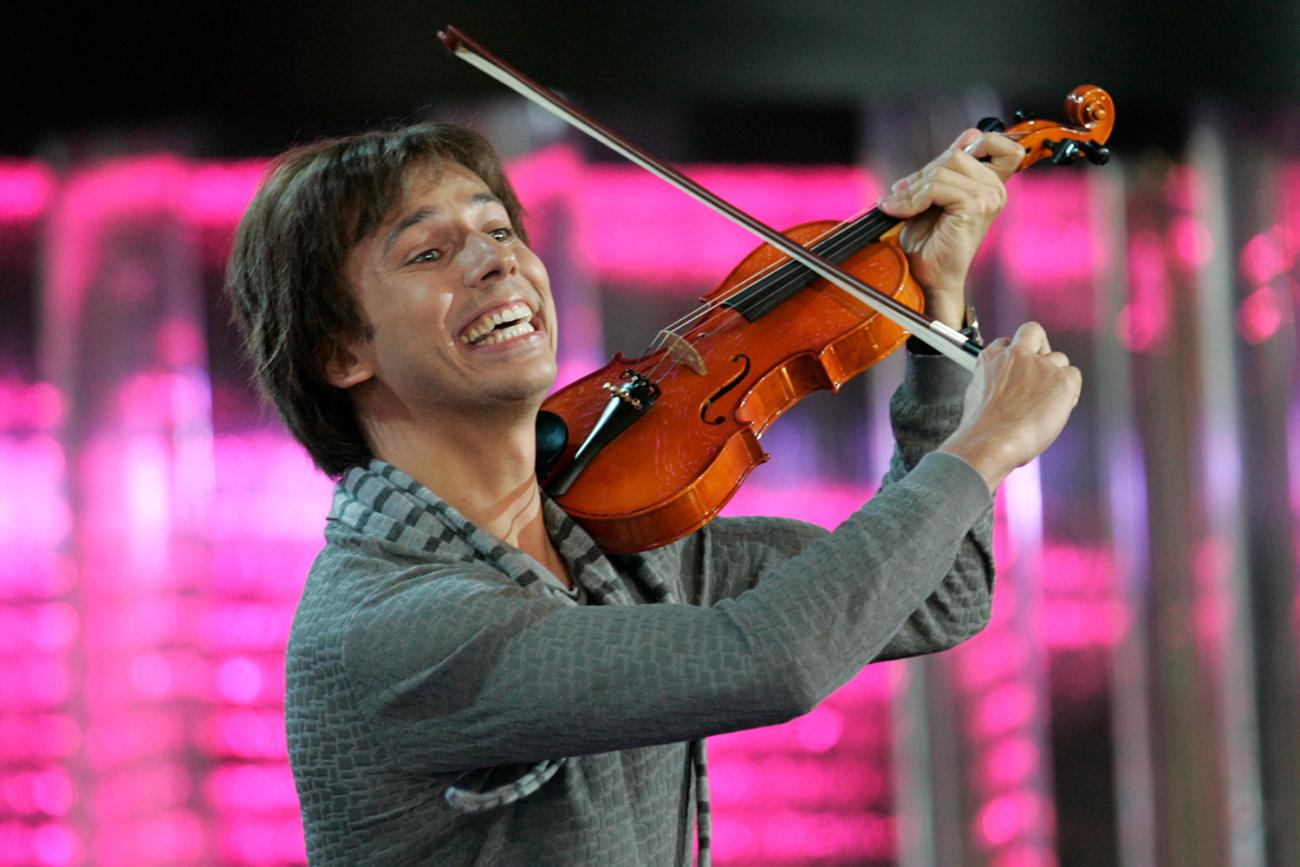 The photo shows the comedian hamming it up with a violin. 