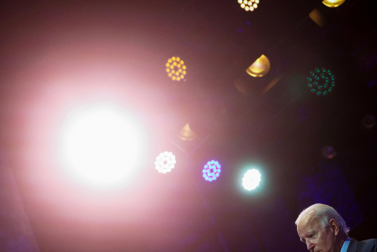 The photo shows the candidate under stage lighting in an artistic shot where diffracted lights hover in the air above his head. 