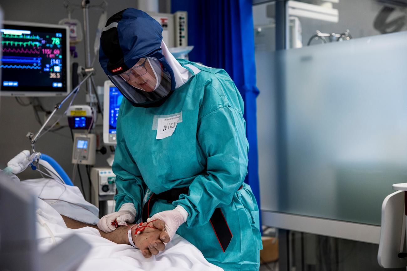  A physician treats a patient with coronavirus disease (COVID-19) in the intensive care unit (ICU) at Oslo University Hospital Rikshospitalet, in Oslo, Norway November 27, 2020. 