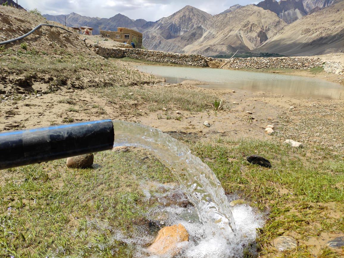 A solar pump dispenses clean water.