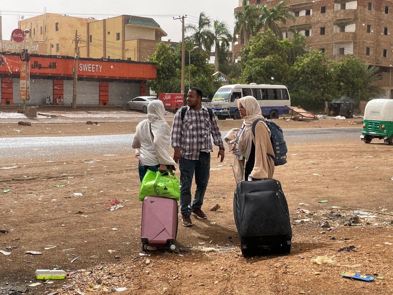 People gather as they flee clashes between the paramilitary Rapid Support Forces and the army in Khartoum, Sudan, on April 24, 2023. REUTERS/El-Tayeb Siddig