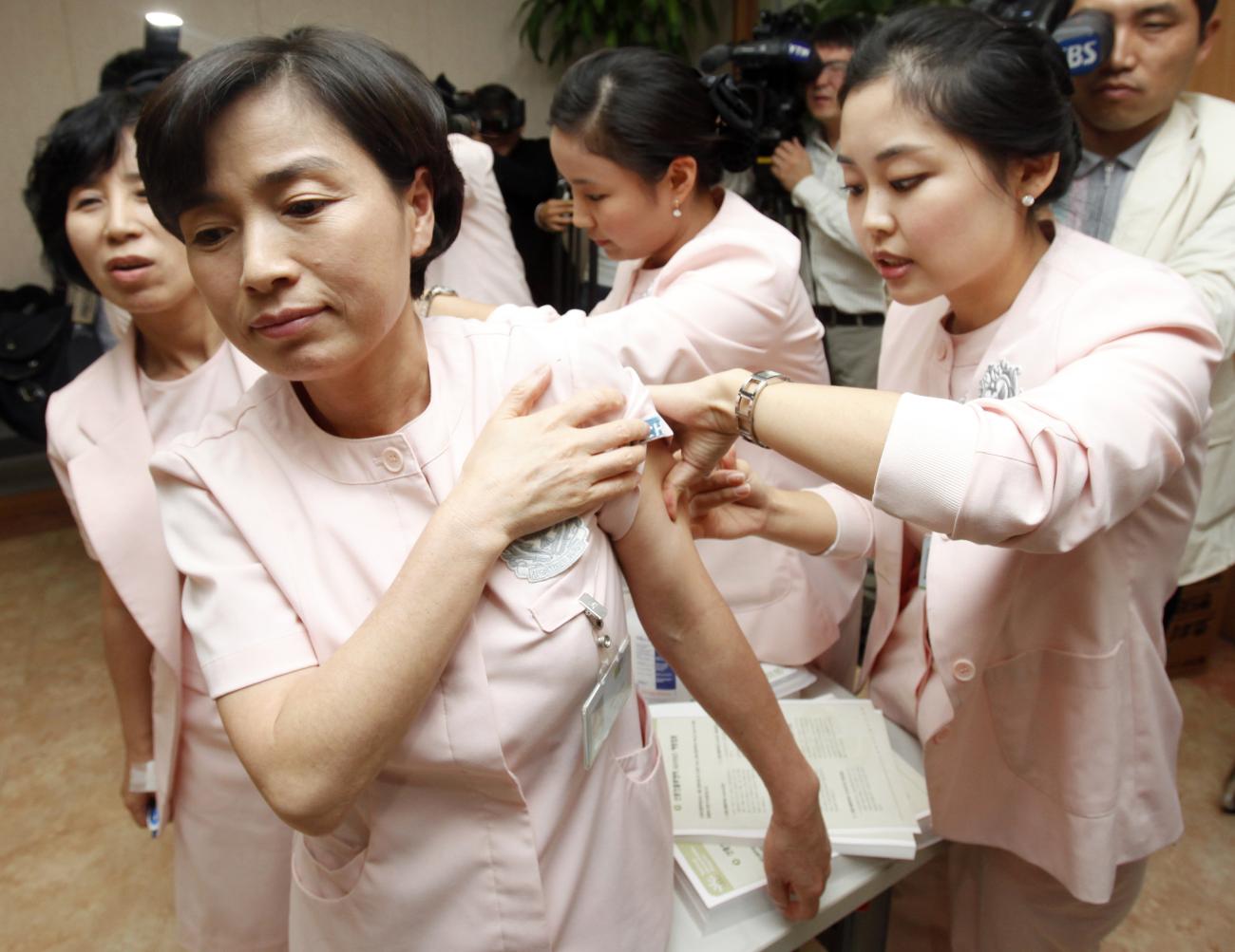 Medical workers of Soon Chun Hyang University Hospital receive H1N1 flu vaccines from their colleagues at the hospital.