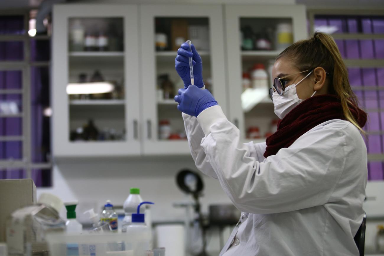 A researcher analyzes samples for a study that points out that a compound found in fruits can neutralize the poison of the jararaca snake.