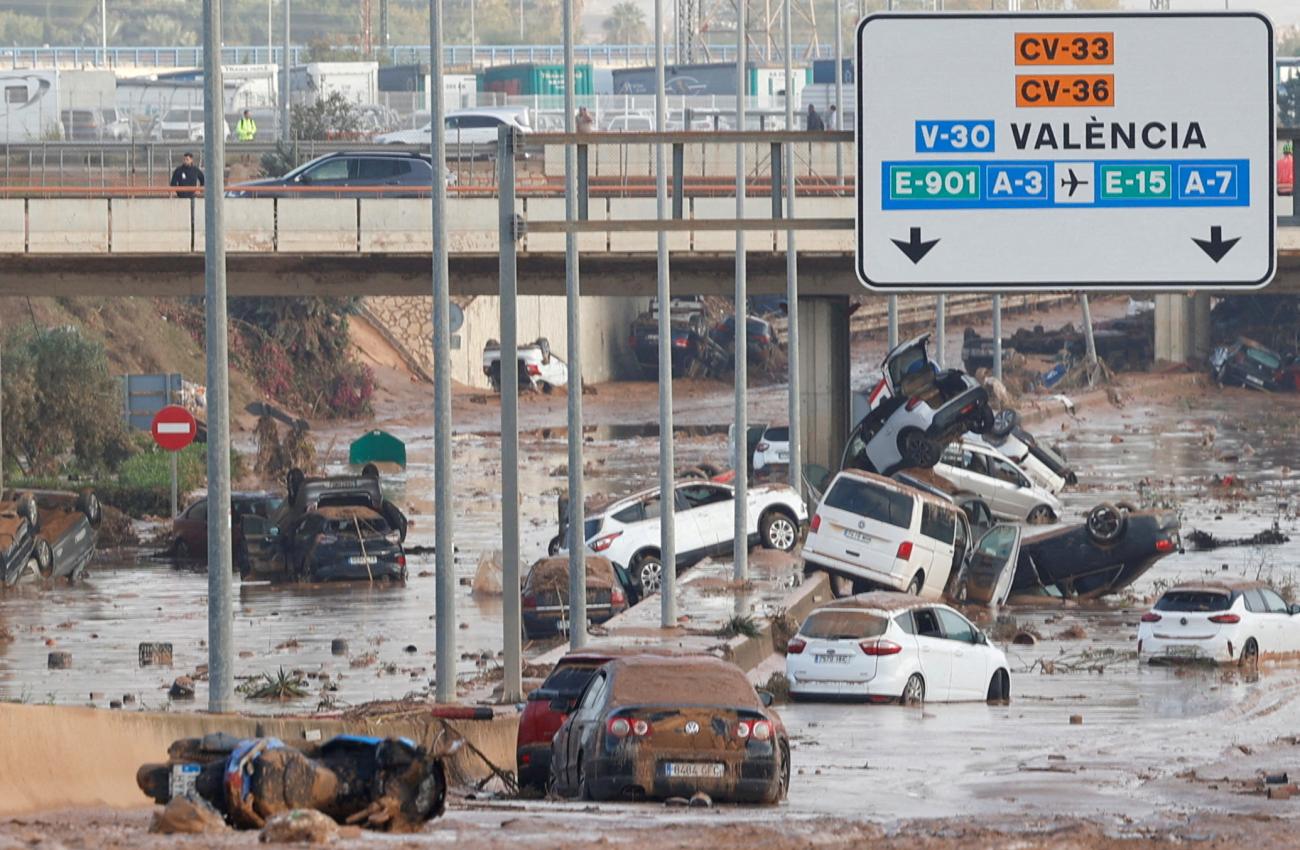  Damaged cars are seen along a road affected by torrential rains that caused flooding, on the outskirts of Valencia, Spain, October 31, 2024.