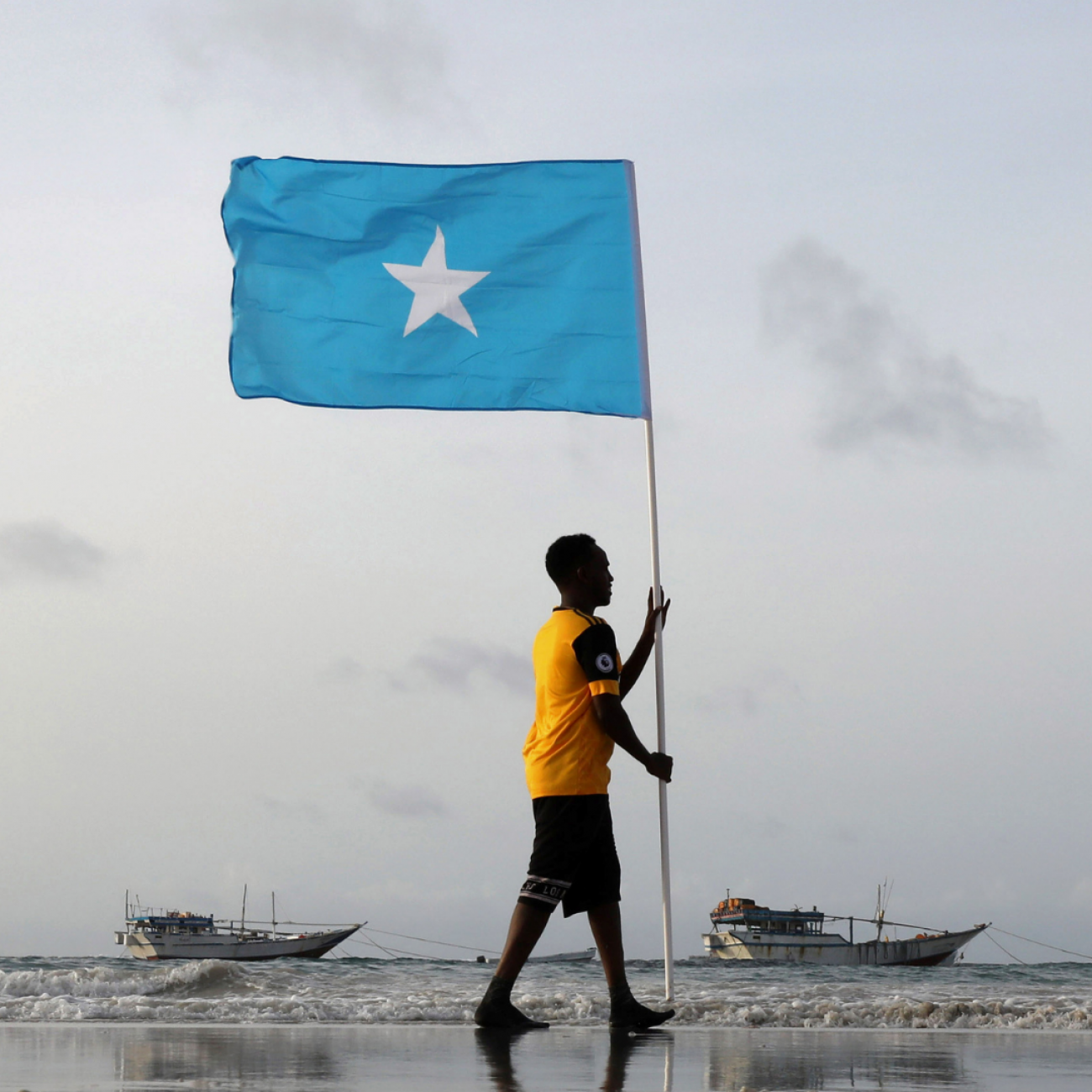 https://www.thinkglobalhealth.org/sites/default/files/styles/max_1300x1300_1_1/public/2021-06/Youth%20w%20Somali%20flag%201.1.png?itok=SjLxnsM_