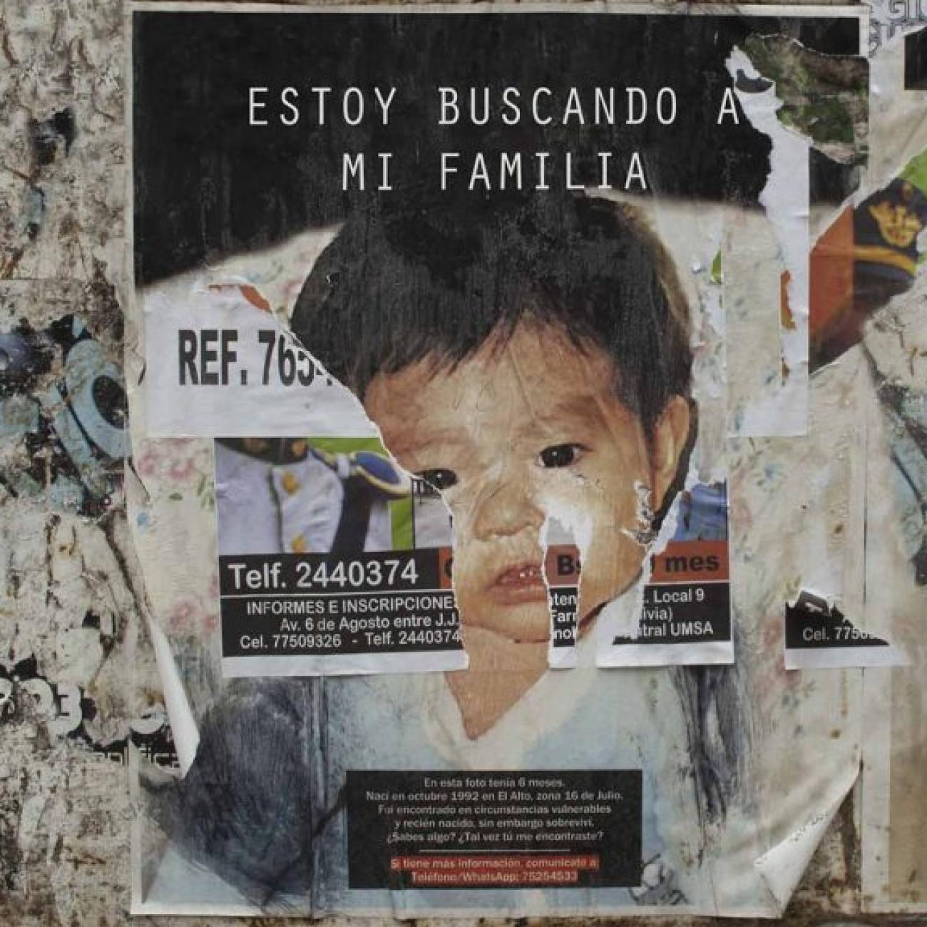A poster of an infant reading Estoy Buscando A Mi Familia, or "I’m looking for my family"