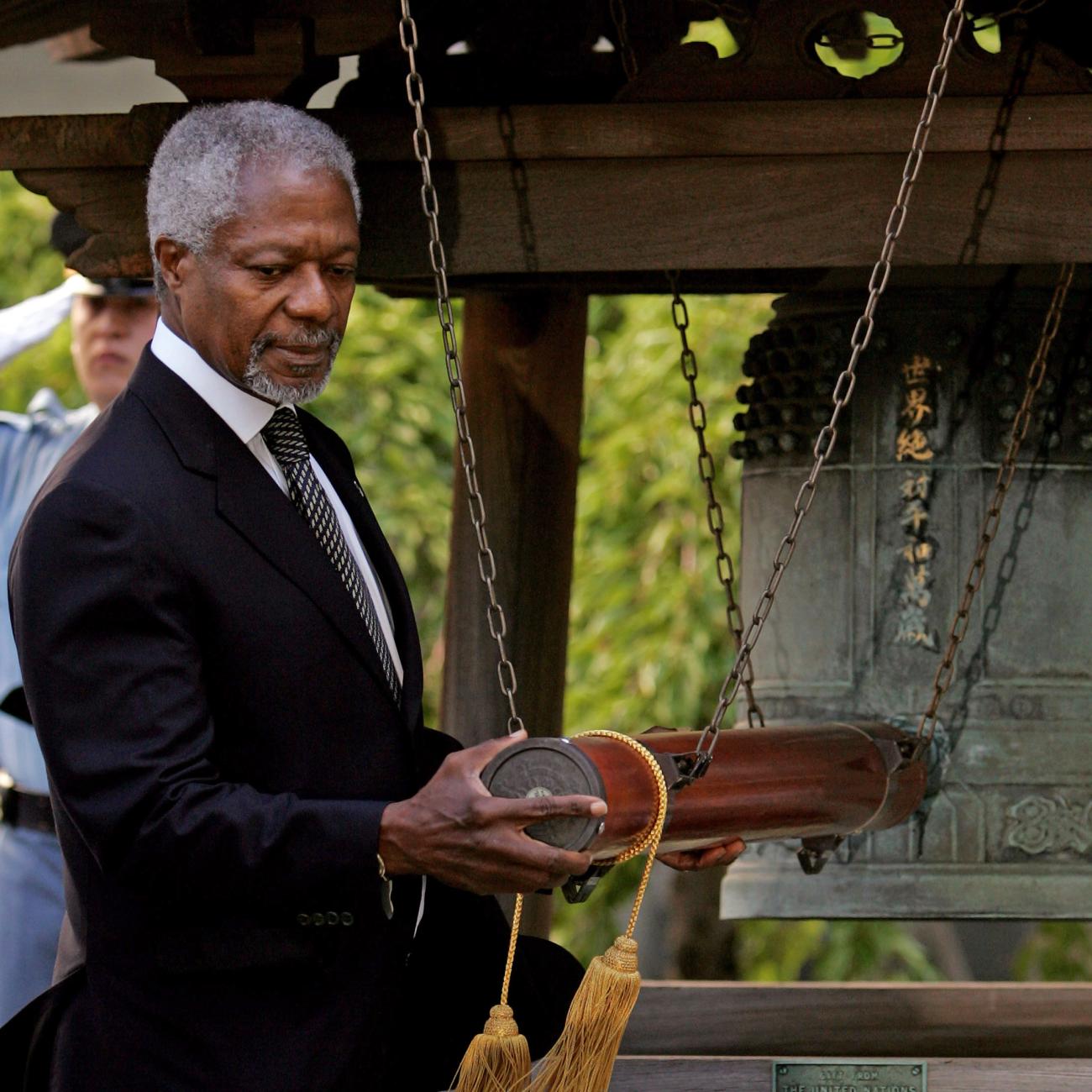 UN Secretary General Kofi Annan rings the Peace Bell at the 61st General Assembly of the United Nations in New York, September 21, 2006.