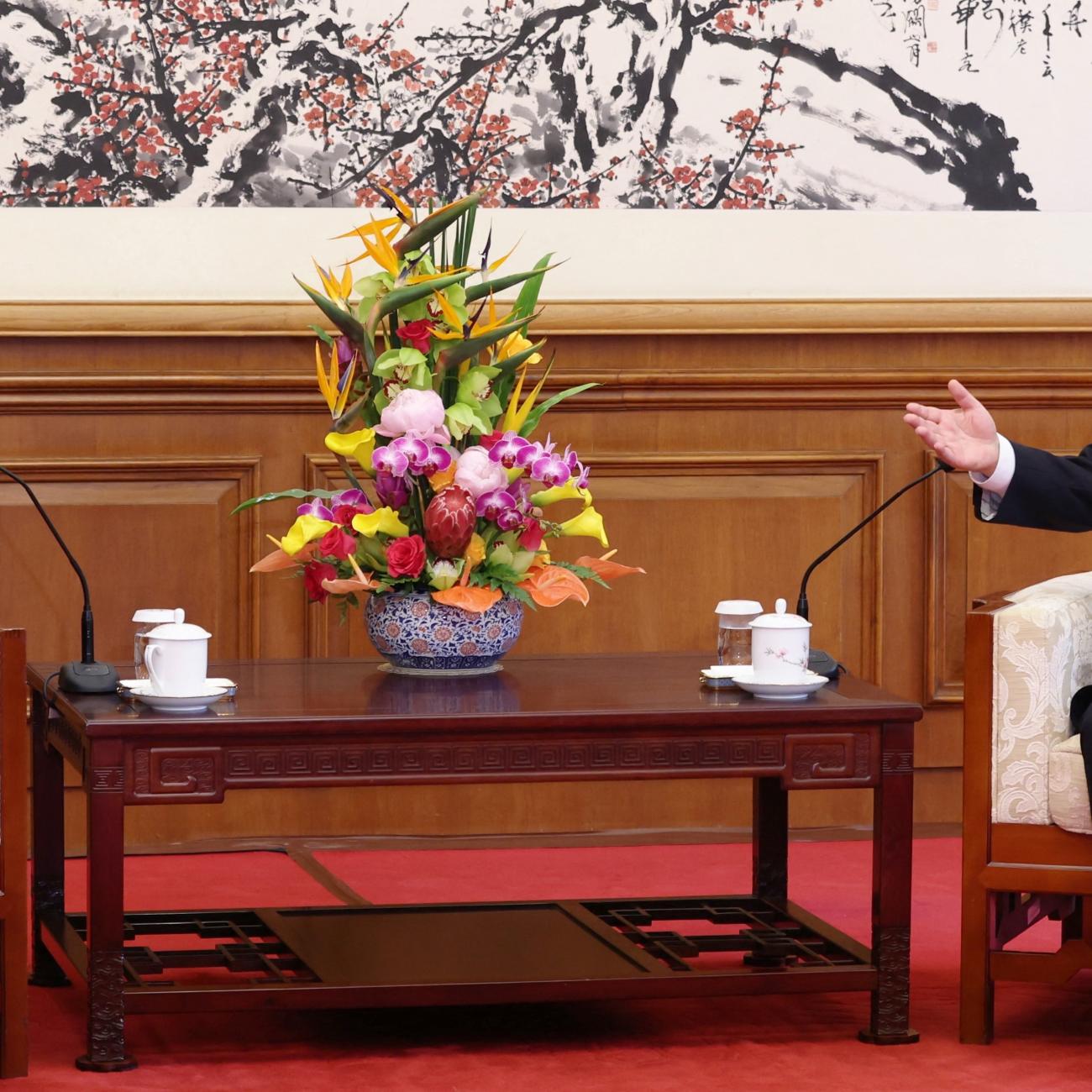 Chinese President Xi Jinping and Henry Kissinger, former U.S. secretary of state, attend a meeting.