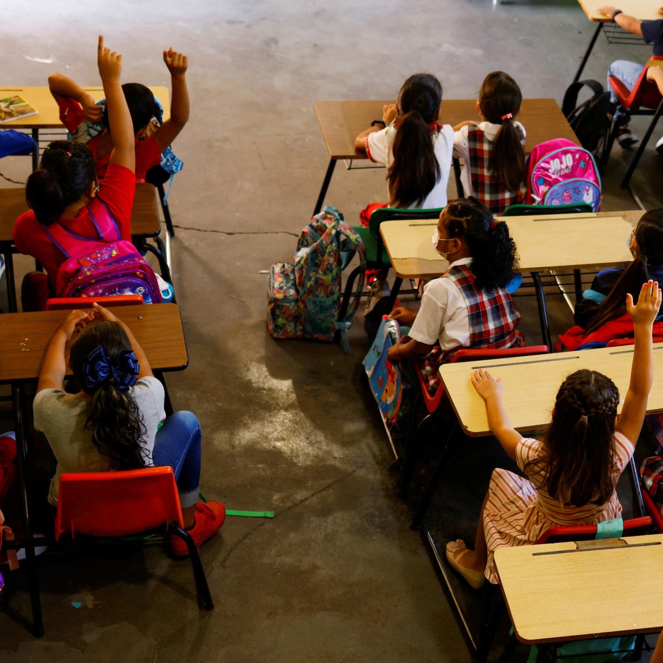 Elementary school students wearing protective masks return to full-time face-to-face classes for the first time.