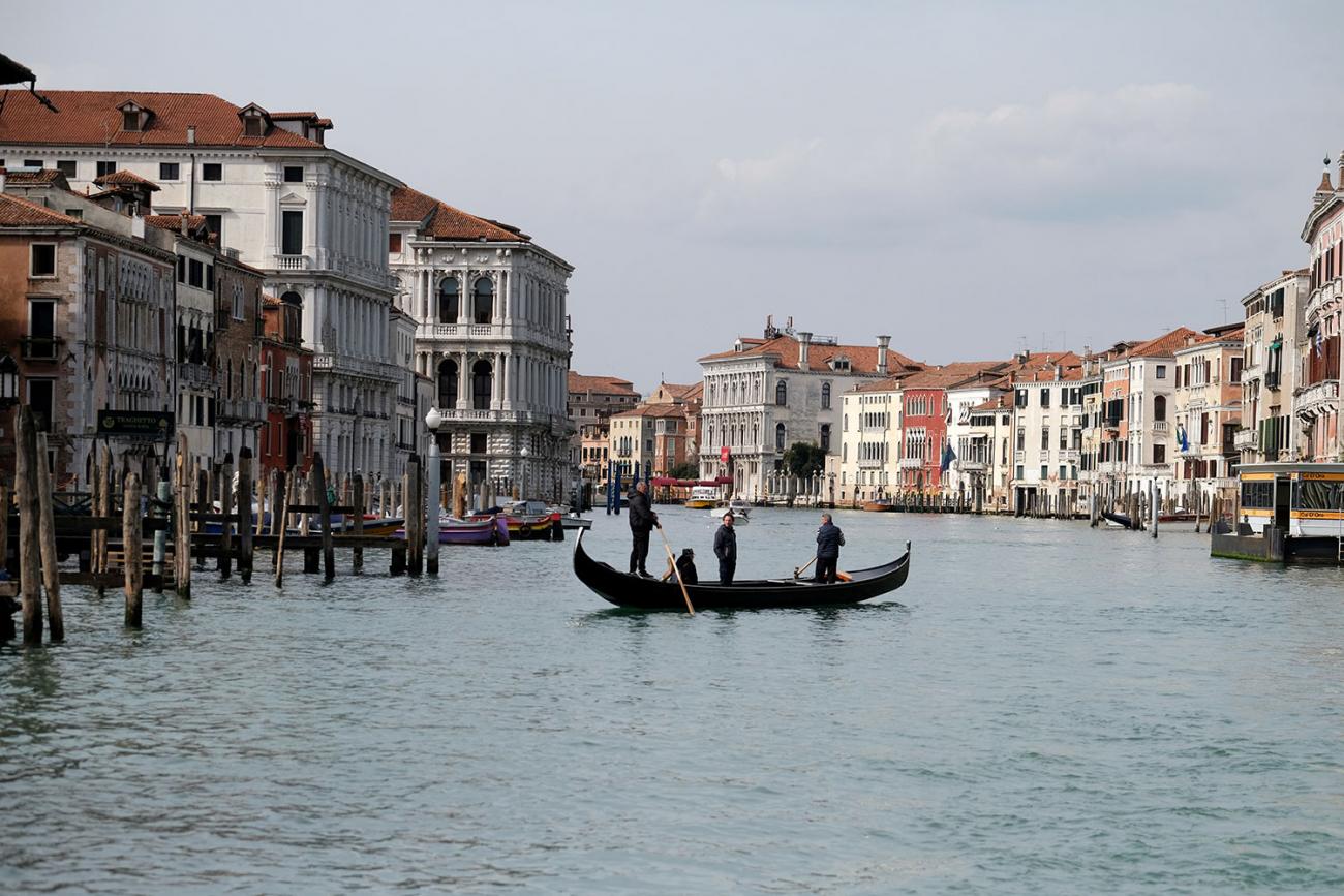 The Grand Canal is seen after the Italian government imposed a virtual lockdown on the north of Italy including Venice to try to contain a coronavirus outbreak, in Venice, Italy on March 9, 2020. The image shows the iconic canal with almost no boats, just a single gondola. REUTERS/Manuel Silvestri 