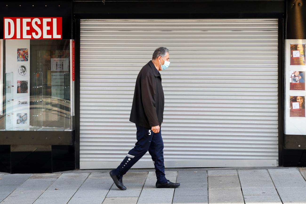 A man, wearing a protective face mask, walks past a closed shop after the Austrian government announced a lockdown including the closure of all non-essential shops, as the spread of the coronavirus disease continues, in Vienna, Austria on November 17, 2020