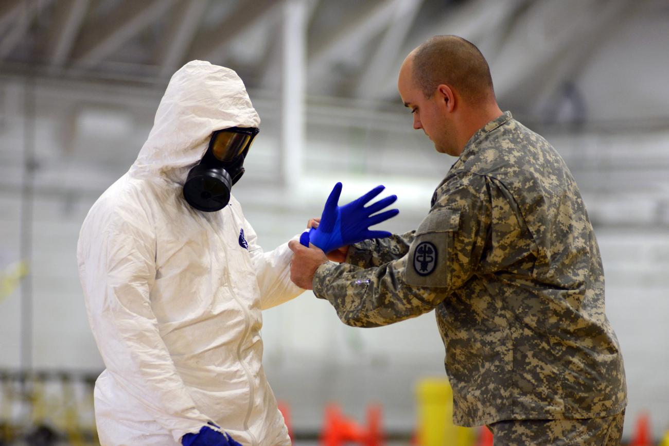 James Knight of U.S. Army Medical Research Institute of Infectious Diseases trains U.S. Army soldiers from the 101st Airborne Division.