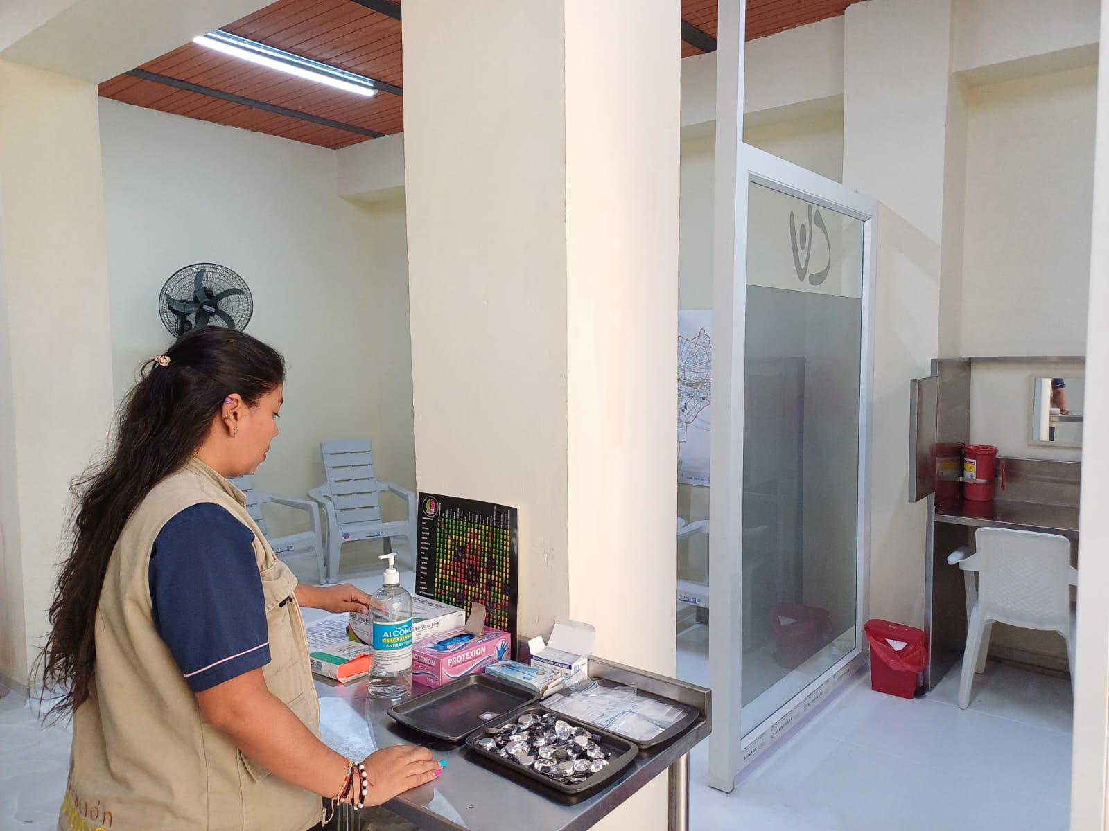 A health worker at Corporación Viviendo's safe injection site in Cali, Colombia. July 2025.