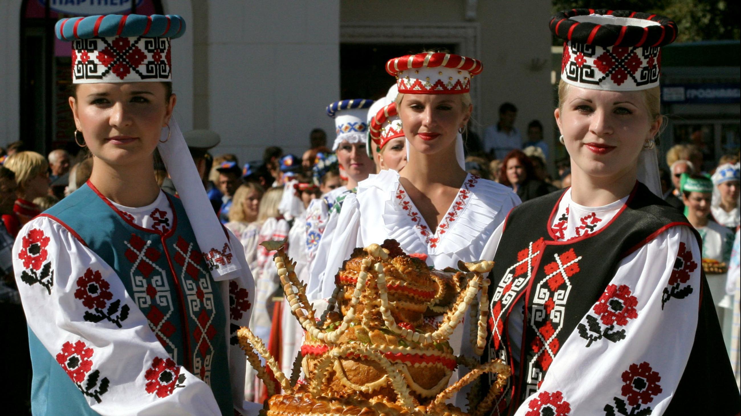 Women dressed in Belarussian national clothes celebrate harvest festival in Volkovysk, some 220 km west of Minsk, September 17, 2004.