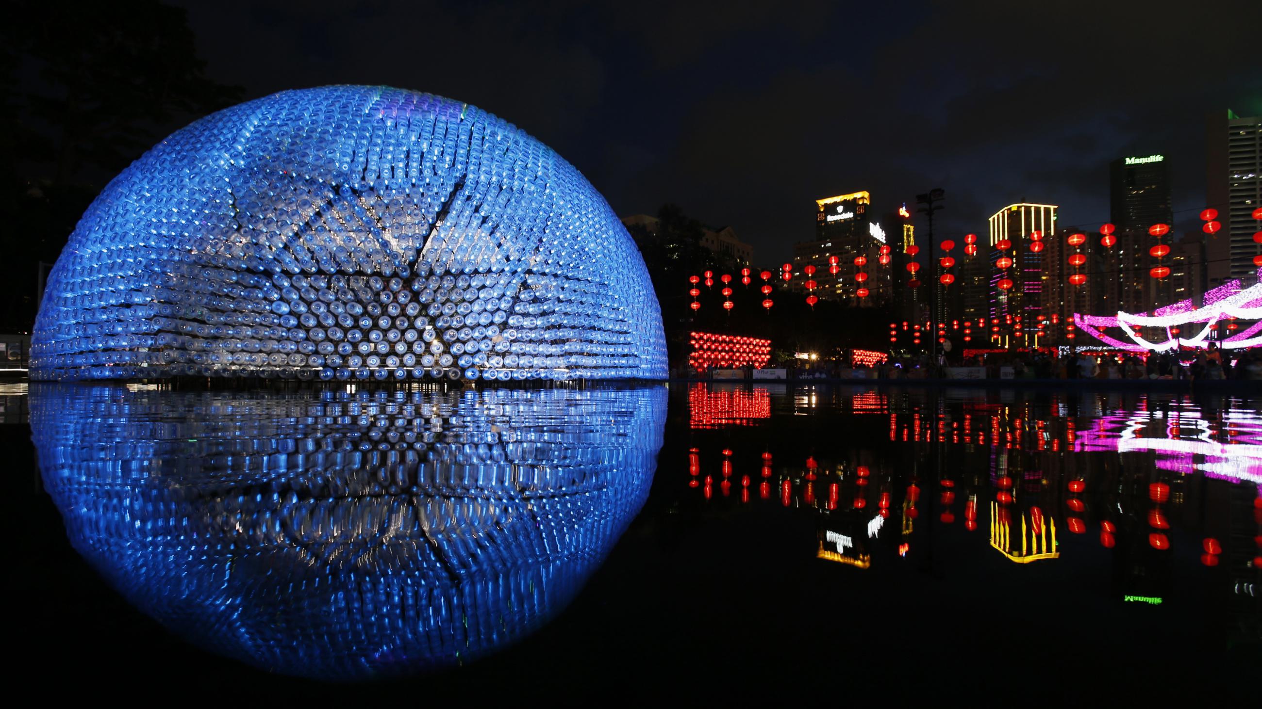 "Rising Moon" giant lantern