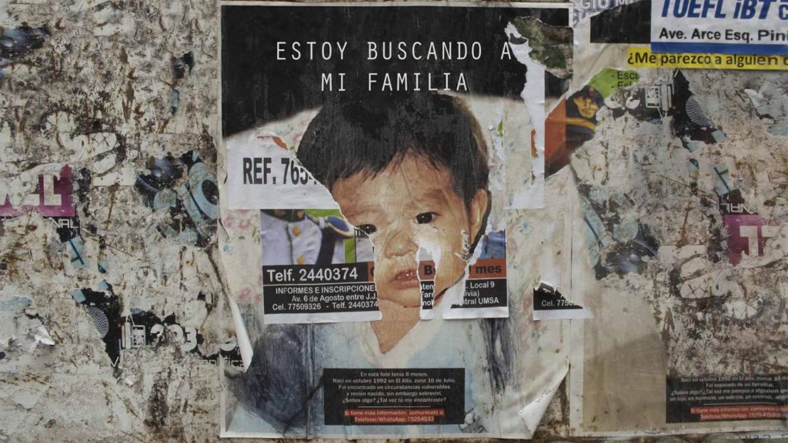 A poster of an infant reading Estoy Buscando A Mi Familia, or "I’m looking for my family"