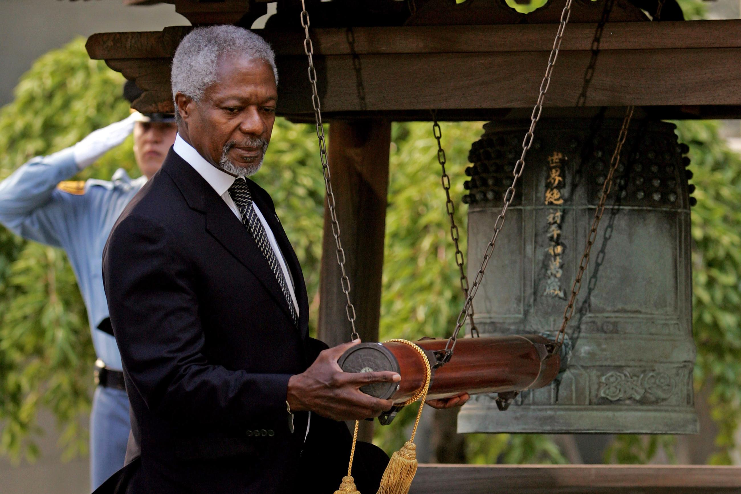 UN Secretary General Kofi Annan rings the Peace Bell at the 61st General Assembly of the United Nations in New York, September 21, 2006.