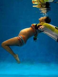 The photo shows the expecting mother floating underwater in a dream-like shot. 