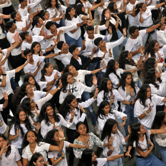 A bird's eye view of dozens of college students performing during a flash mob as a tribute to the cultural diversity of India, at Mumbai Central railway station, in Mumbai, India, on September 22, 2022. REUTERS/Niharika Kulkarni