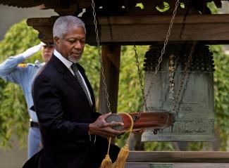 UN Secretary General Kofi Annan rings the Peace Bell at the 61st General Assembly of the United Nations in New York, September 21, 2006.